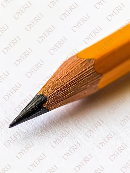 قلم رصاص أصفر حاد على ورقة بيضاء