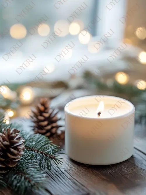 شمعة مضيئة مع زينة عيد الميلاد وأشجار الصنوبر