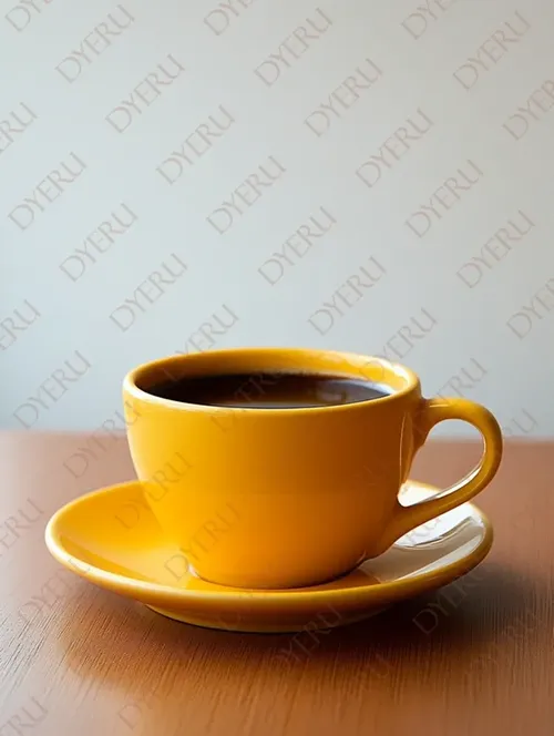 فنجان قهوة أصفر زاهي مع صحن خشبي، مشهد هادئ ومشرق