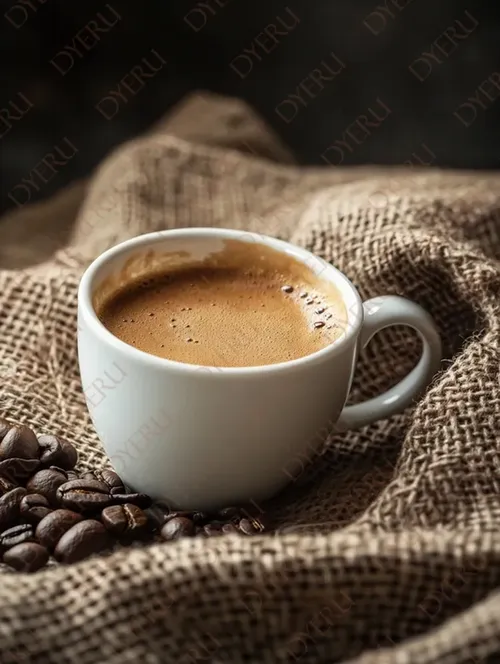 فنجان قهوة دافئ مع حبوب القهوة على قماش خشن