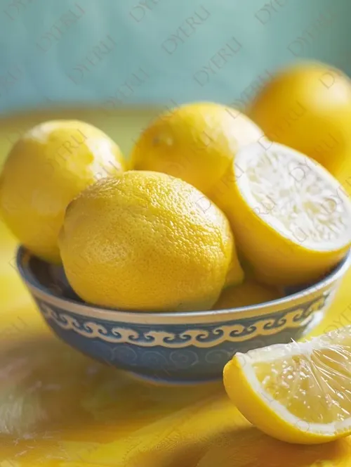 ليمون طازج في وعاء مزخرف مع شرائح ليمون على خلفية ملونة