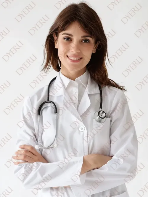 طبيبة شابة مبتسمة ترتدي معطفًا أبيض وتستعد لتقديم الرعاية الصحية